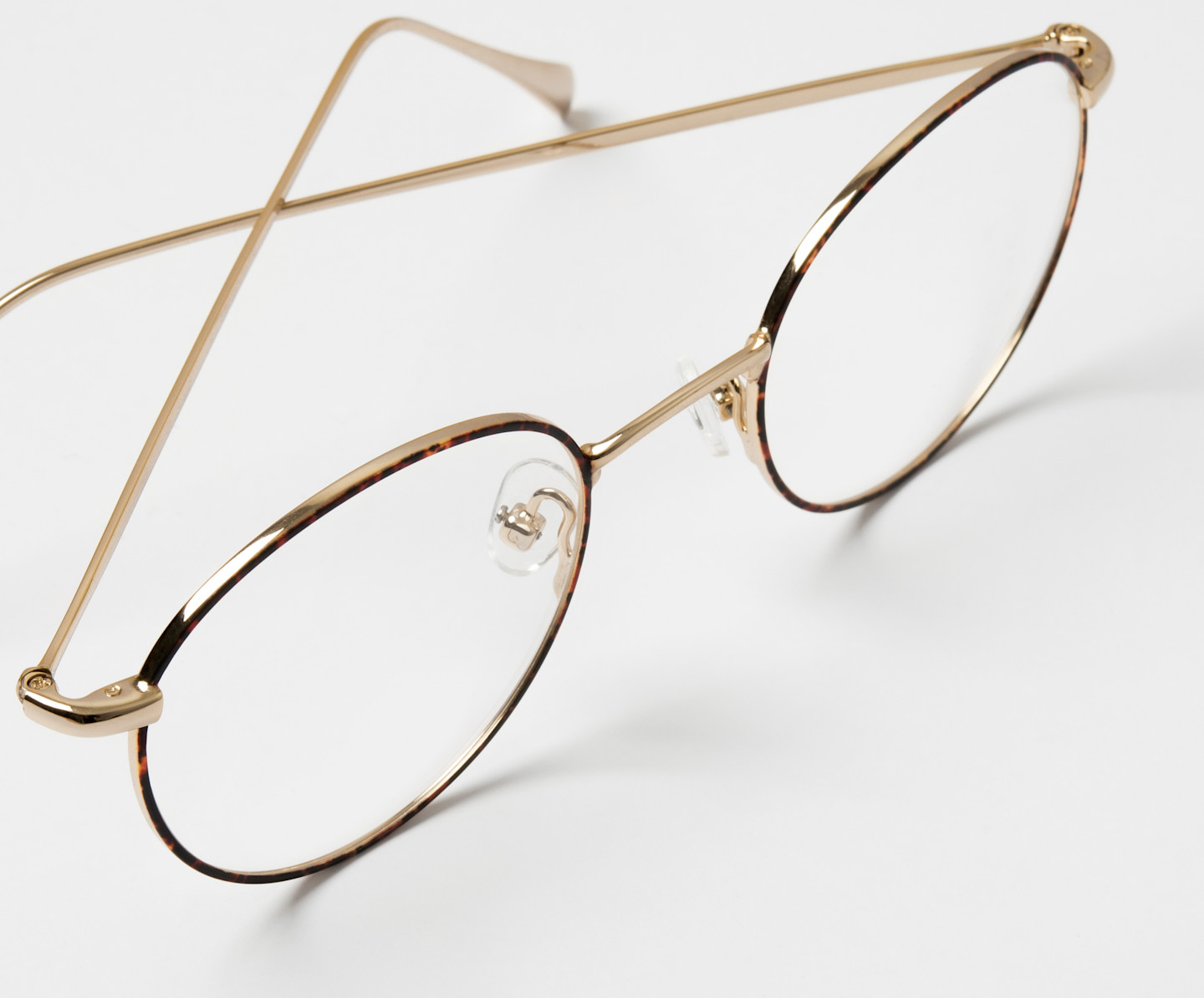 Nahaufnahme einer Korrektionsbrille mit rundem Metalrahmen